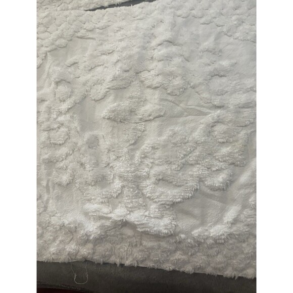 Better Trends Chenille Queen White Bedspread Set Medallion 102" x 110" 3 Pillow - Picture 3 of 12